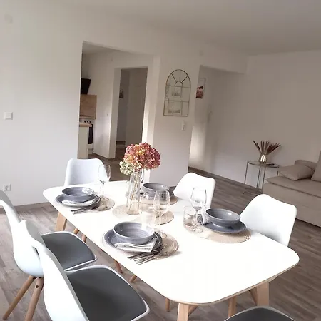 Moderne In Der Naehe Des Badestrandes *