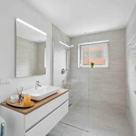 Super Gelegene Moderne Mit Garage In Der Naehe Des Badestrandes *